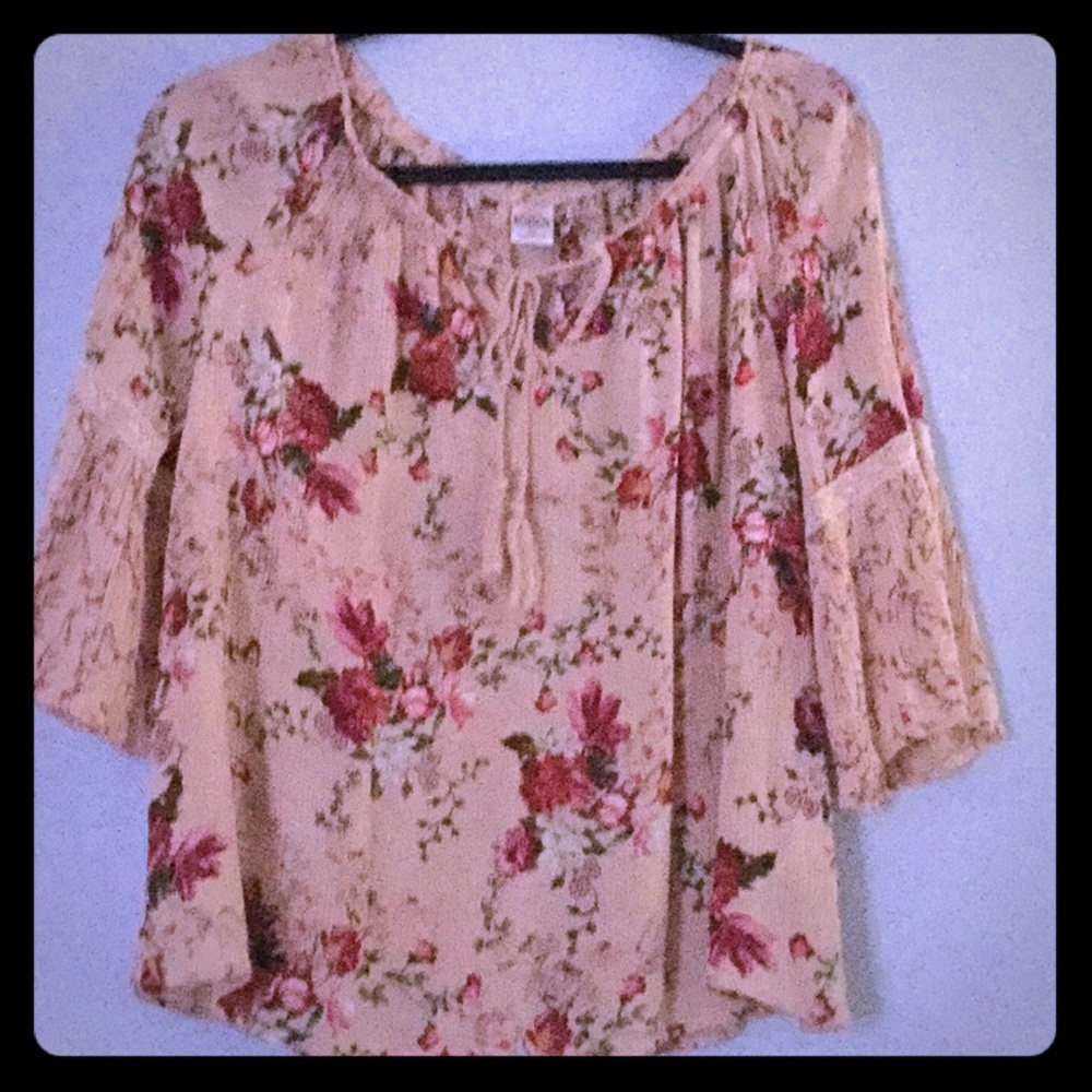 Long sleeve floral top. EUC